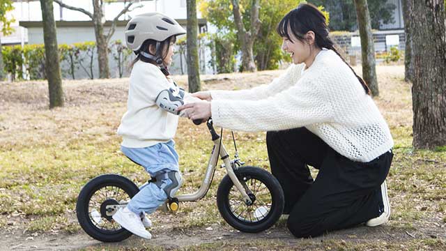 地面を蹴って進む