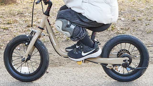 足を上げて走る