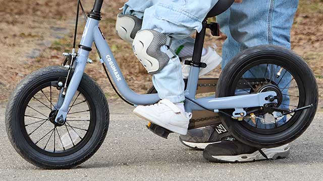 サドルの後ろを持ち上げてこぐ練習