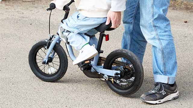 ハンドルとサドルを支えながら並走