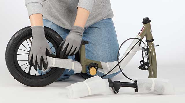 外部の緩衝材を取り除く